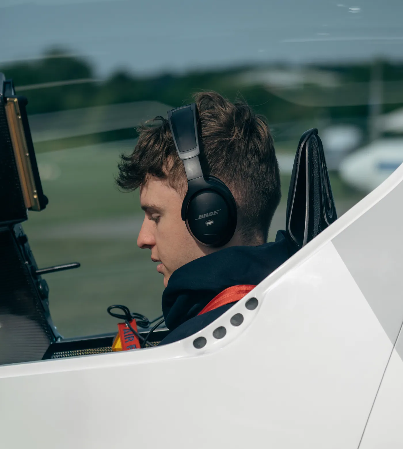 Pilot mit Headset im offenen Cockpit