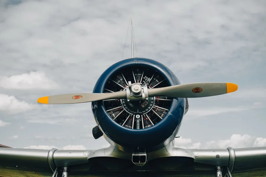 Sternmotor und Propeller eines Oldtimers vor Wolkenhimmel