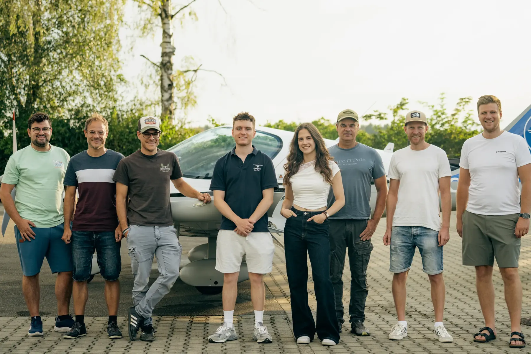 Das Team von EuroPilot Connect vor einem Flugzeug am Flugplatz