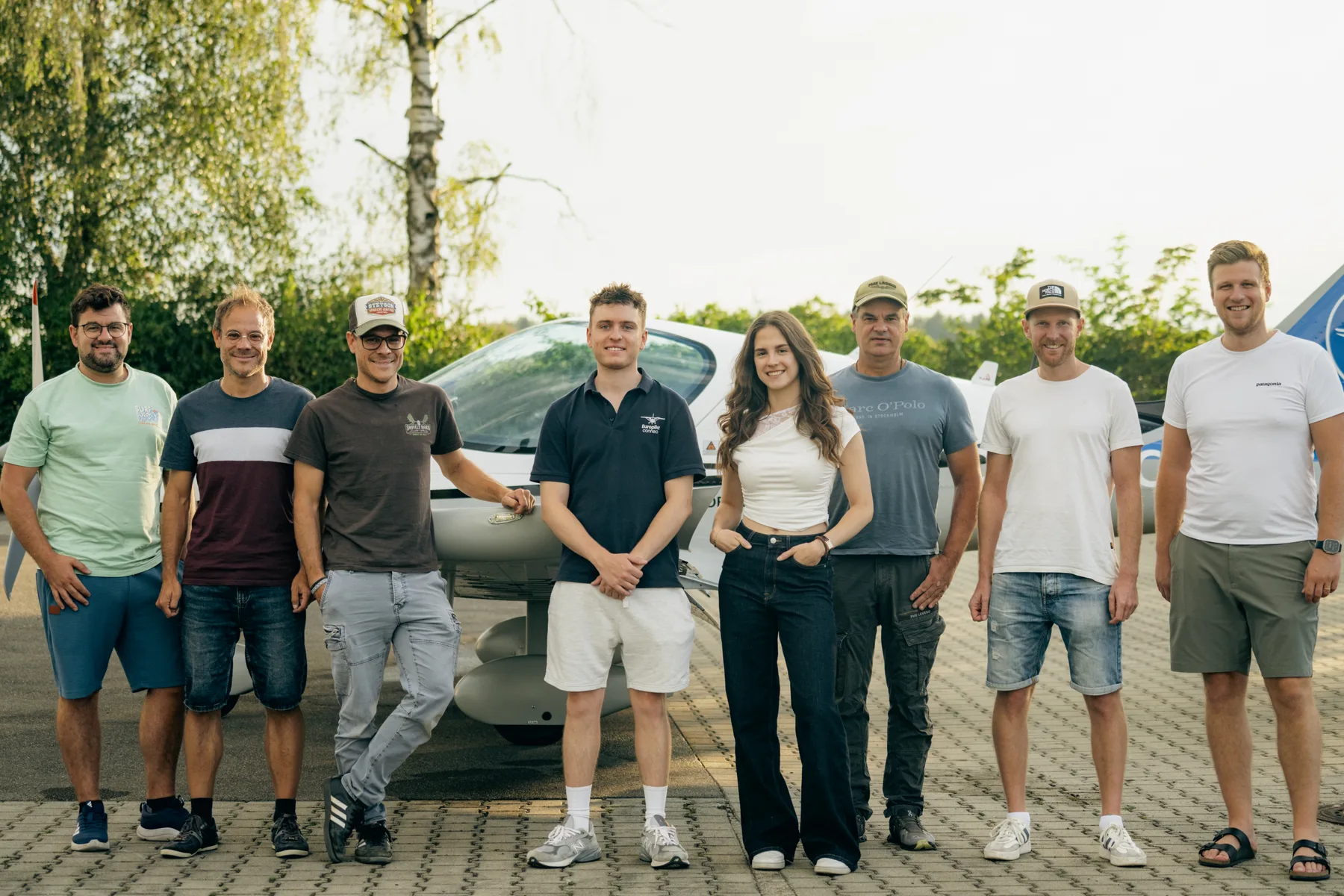 Acht Pilotinnen und Piloten des Sport- und Segelfliegerclubs Bad Waldsee Reute e.V. vor einem Ultraleichtflugzeug.